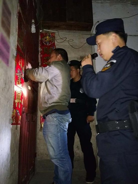 花溪区粗心妈妈误将幼女锁家中 